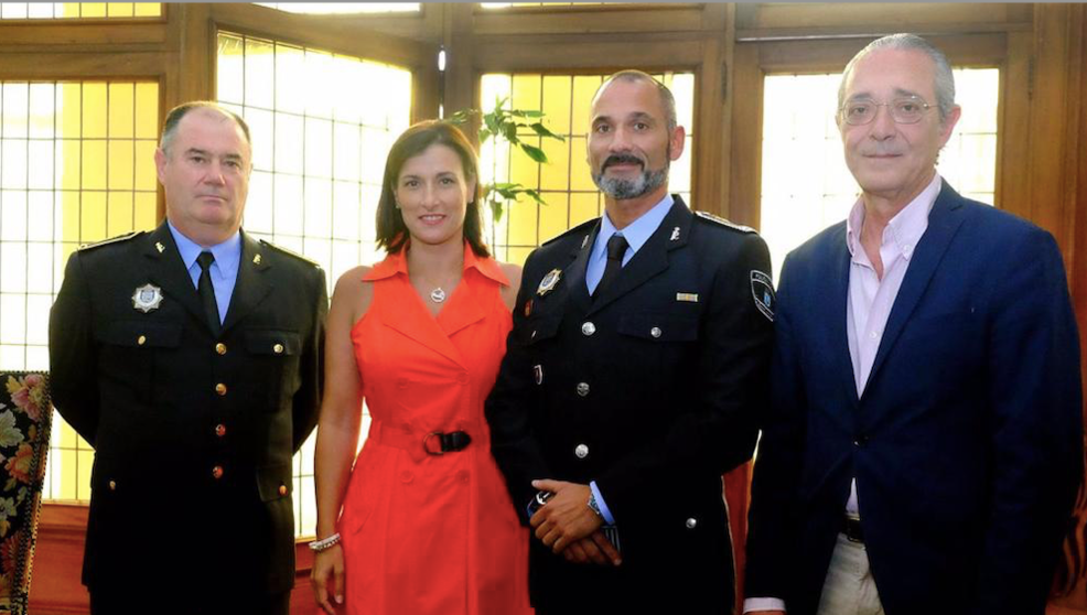  El concejal de Personal y Protección Ciudadana, Pedro Nalda, y la alcaldesa de Santander, Gema Igual, junto a dos Policías Locales 