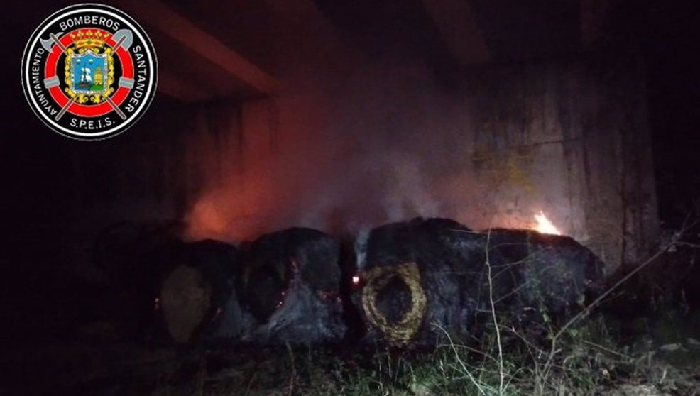 Incendio de las balas de paja bajo el puente de la autovía S-30 en Villaescusa | Foto: Bomberos de Santander