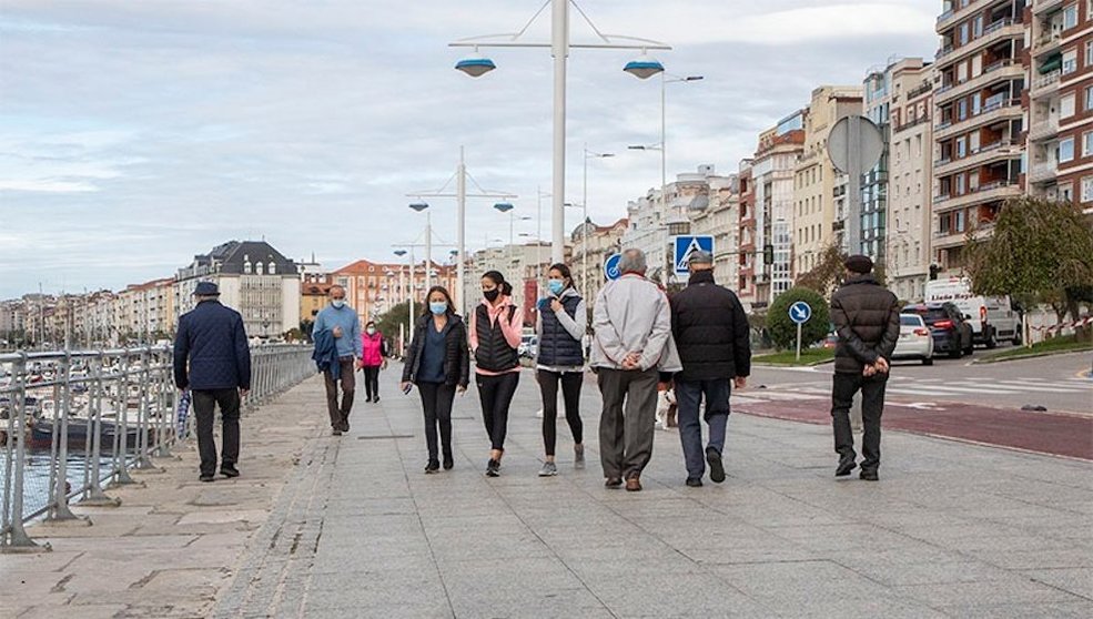 Gente paseando por Santander con mascarilla