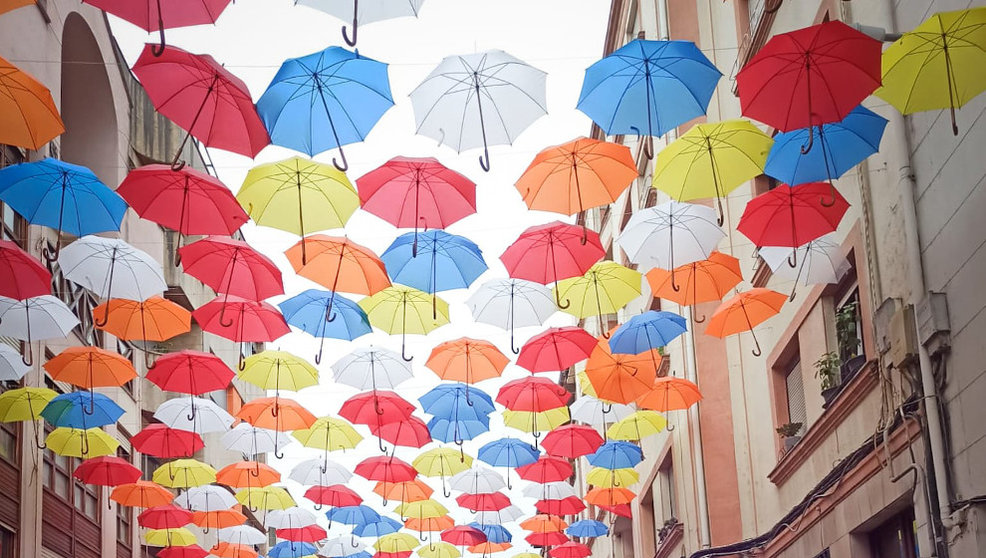 Imagen de los paraguas en la calle Joaquín Hoyos de Torrelavega