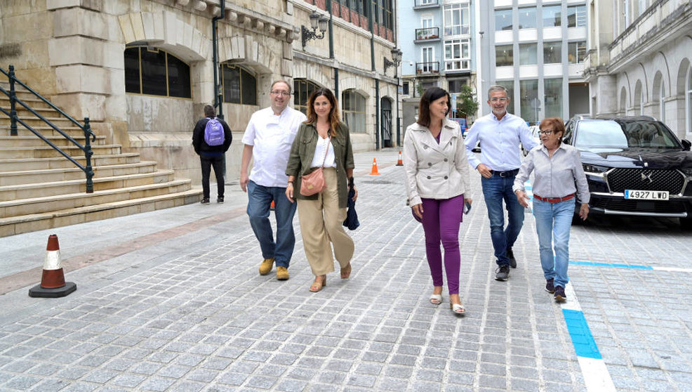 La alcaldesa de Santander, Gema Igual, y otros ediles visitan las calles El Mercado y Los Escalantes tras concluir las obras de renovación urbana