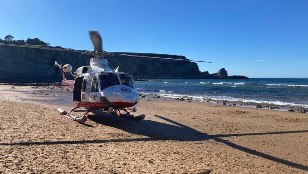 Intervención del helicóptero en la playa de Langre