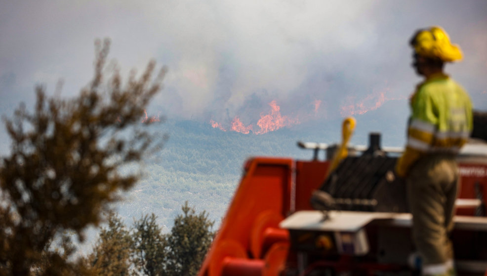 Un miembro de las Brigadas de Refuerzo de Incendios Forestales (BRIF) trabaja en el incendio forestal | Imagen de archivo
