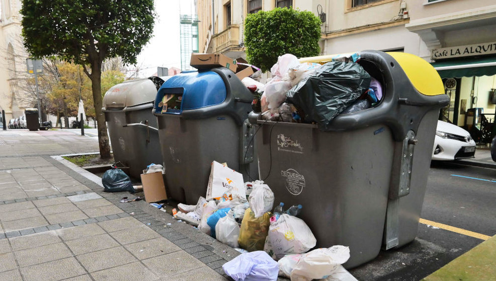 Varios contenedores de basura en Santander