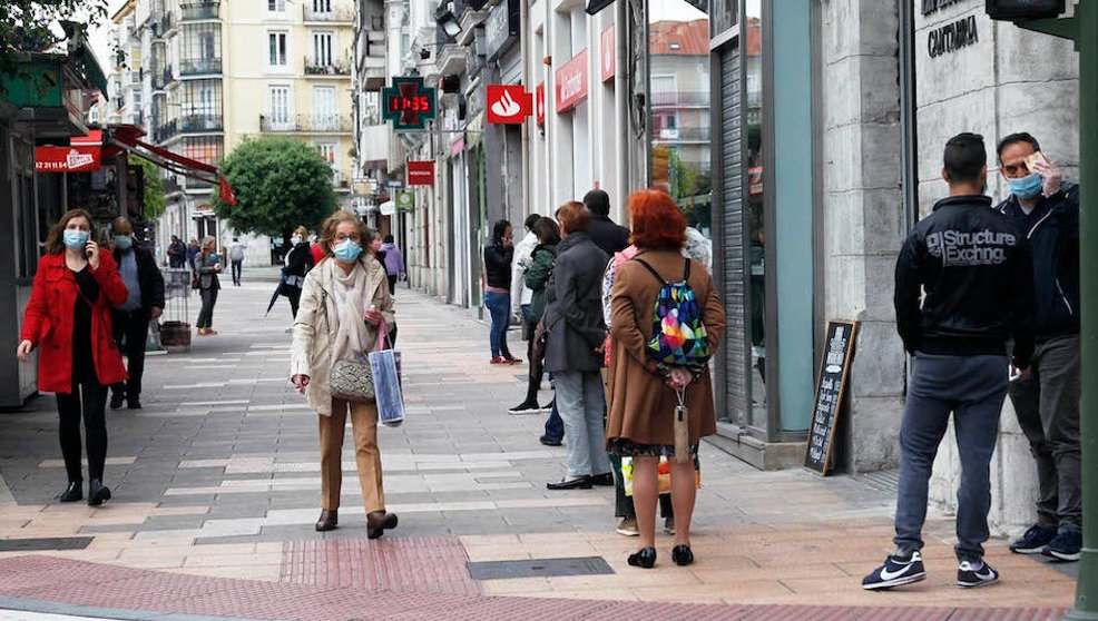 Gente paseando por la calle en el centro de Santander