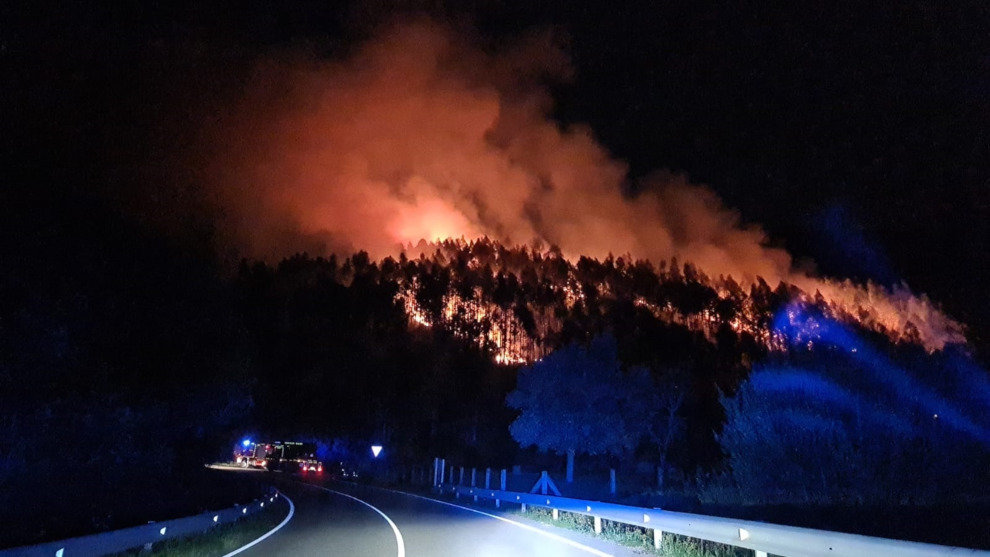 Incendios forestales cercanos al kilómetro 8,5 de la CA-181, en Herrerías