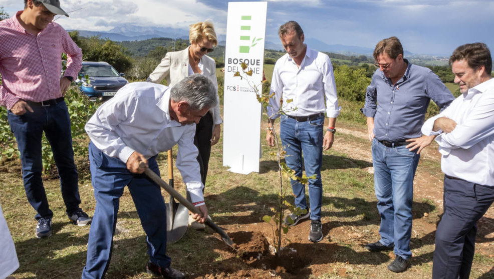 El presidente de Cantabria, Miguel Ángel Revilla, asiste a la presentación del proyecto ‘Bosque del Cine’ en Udías