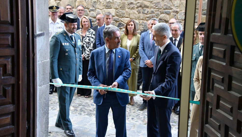 El presidente de Cantabria, Miguel Ángel Revilla, y el ministro del Interior, Fernando Grande-Marlaska, inauguran la reforma del cuartel de Potes
