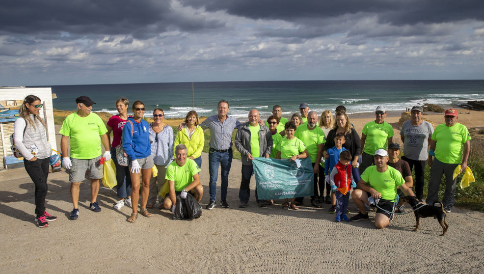 El consejero de Medio Ambiente, Guillermo Blanco, participa con voluntarios en la jornada de limpieza de esta playa con motivo del Día Mundial de la Limpiez