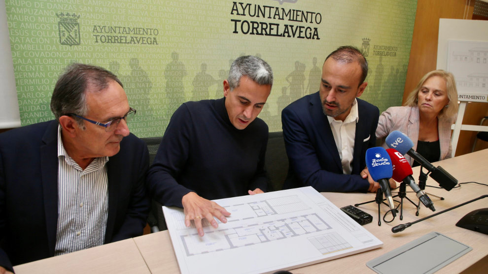 El vicepresidente regional, Pablo Zuloaga, y el alcalde de Torrelavega, Javier López Estrada, en la presentación del proyecto