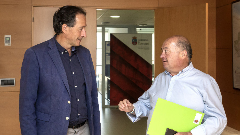 El consejero de Obras Públicas, Ordenación del Territorio y Urbanismo, José Luis Gochicoa, se reúne con el alcalde de Villacarriedo, Ángel Sainz