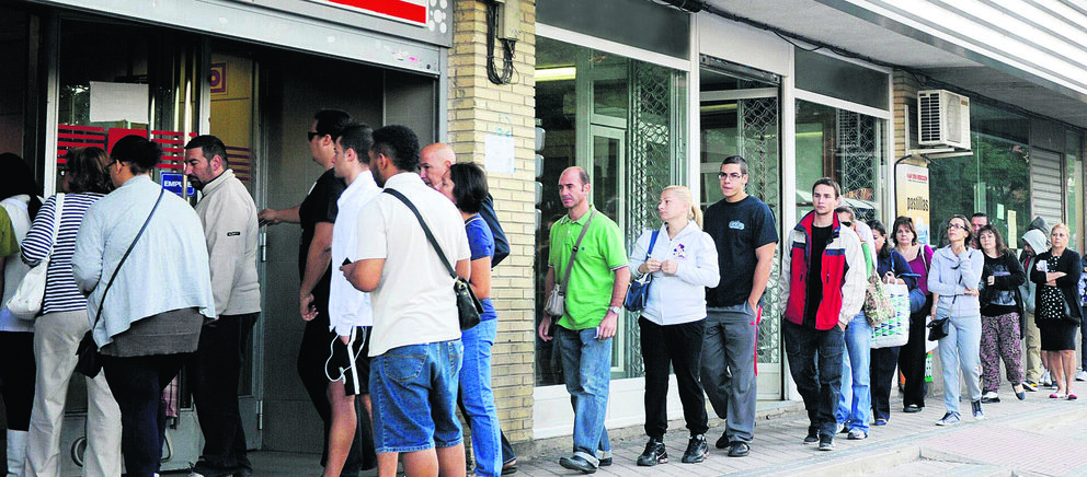 People wait in line at a government employment office at Santa Eugenia's Madrid suburb on October 04, 2011. The number of unemployed in Spain increased in September to 4.226 million, a 2.32% monthly increase, Spanish government announced. This number reached a record high in March of 4.33 million unemployed, the highest level since the start of the economic crisis in 2008. AFP PHOTO / DOMINIQUE FAGET TELETIPOS_CORREO:FIN,FIN,%%%,%%%