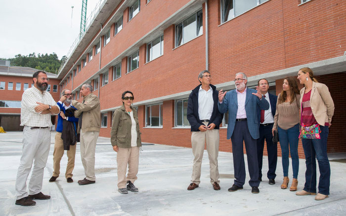 El consejero de Educación, Ramón Ruiz, visita las obras del IES Nº3 en Castro Urdiales