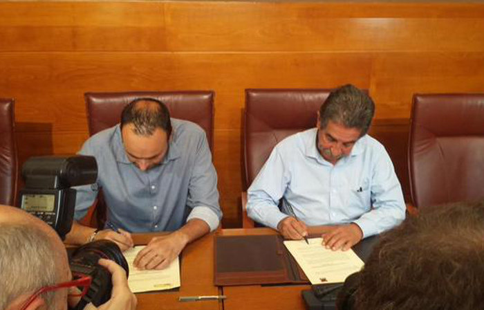 Firma del acuerdo entre Podemos y PRC