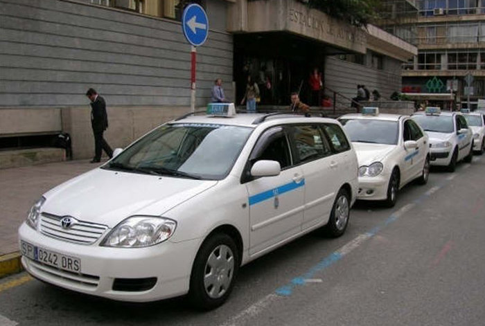 Los taxistas contarán con una parada más amplia en Valdecilla