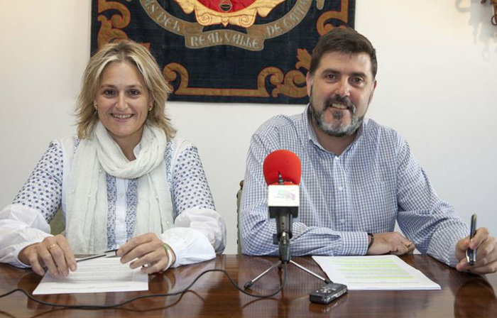 La alcaldesa de Camargo, Esther Bolado, y el concejal de Economía, Héctor Lavín