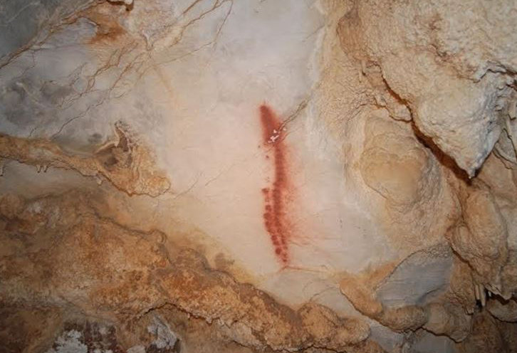 Una de las pinturas de la cueva, que podrían proceder del Paleolítico.