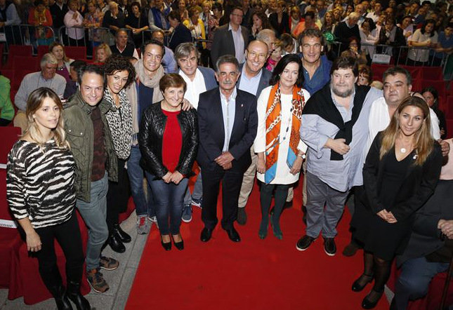 El Presidente Revilla y el alcalde de Noja, Jesus Díaz, junto a los premiados y otros representantes institucionales