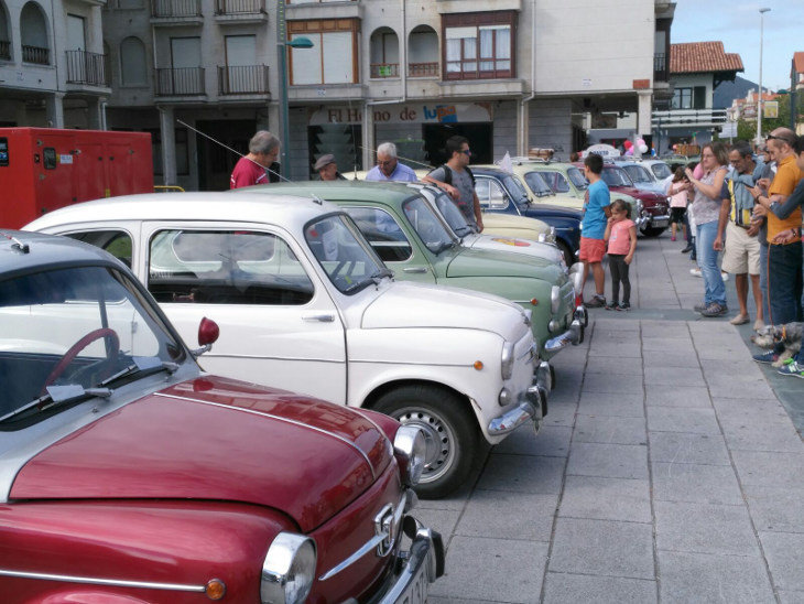 Vehículos clásicos en la Plaza de la Villa | Foto: Archivo