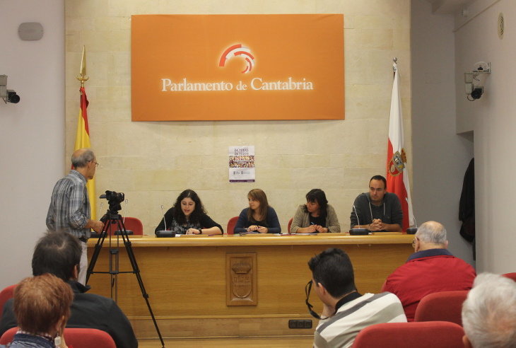 Integrantes de Podemos Santander junto con el líder de la formación en Cantabria