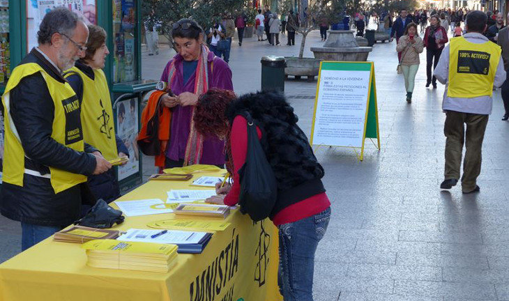 Amnistía Internacional está recogiendo firmas por Santander contra los desahucios