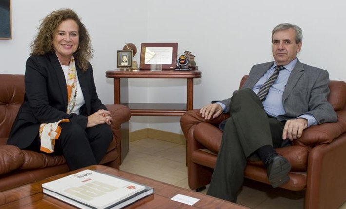 La alcaldesa de Comillas, Teresa Noceda, y el consejero de Presidencia, Rafael de la Sierra