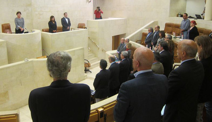Los diputados del Parlamento de Cantabria guardan un minuto de silencio por las víctimas de violencia machista