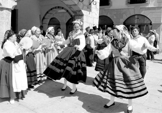 Cada danza es tradicional de un valle o comarca de la Comunidad.