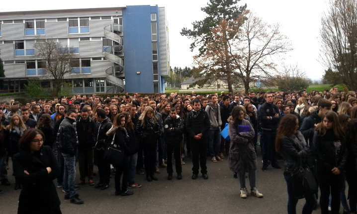 Concentración de estudiantes en Stenay, Francia