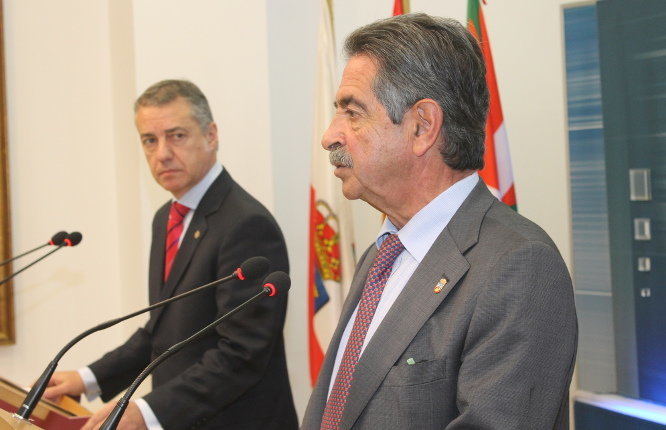 El presidente de Cantabria, Miguel Ángel Revilla, junto al lehendakari, Íñigo Urkullu, en una foto de archivo
