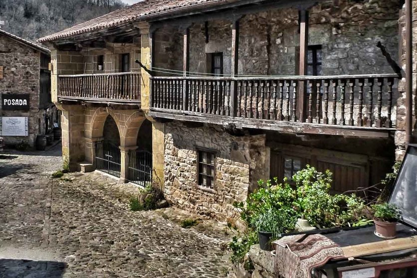 Casas montañesas en el municipio de Bárcena Mayor