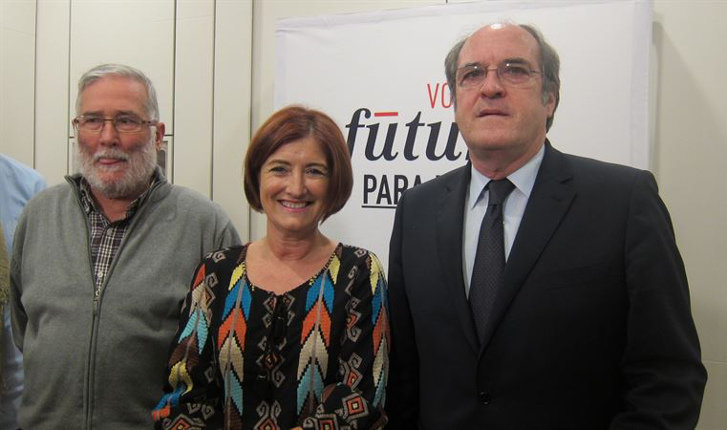 El exministro de Educación, Ángel Gabilondo, junto a la candidata al Congreso, Puerto Gallego, y el consejero del ramo, Ramón Ruiz