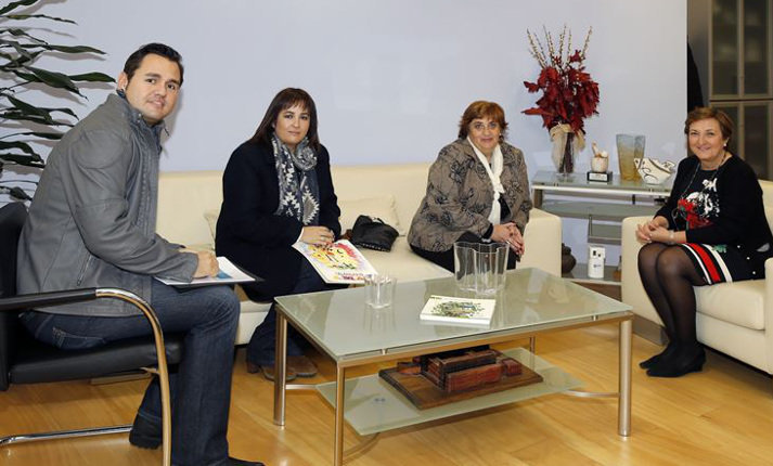 La consejera de Sanidad, María Luisa Real, durante la reunión con representantes de AMAT