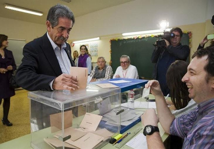 Miguel Ángel Revilla ejerciendo su derecho al voto