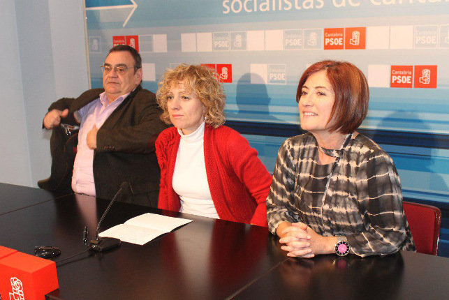 La secretaria general del PSOE, Eva Díaz Tezanos, junto a Puerto Gallego y Miguel Ángel González