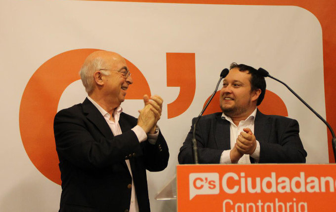 Carlos Pracht, nuevo diputado del Congreso por Cantabria, celebra el resultado junto a Rubén Gómez