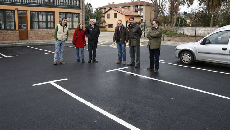 El consejero de Obras Públicas, José María Mazón, visita el nuevo parking de Cabezón de la Sal