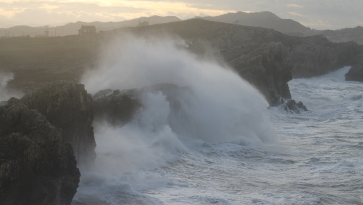 Las olas han alcanzado casi los seis metros en Santander