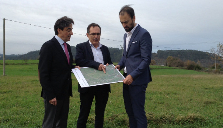 Ildefonso Calderón (PP), José Manuel Cruz Viadero (PSOE) y Javier López Estrada (PRC) analizan el plano del polígono de Las Excavadas
