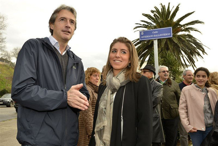 El alcalde de Santander, Íñigo de la Serna, junto a la hija del desaparecido deportista