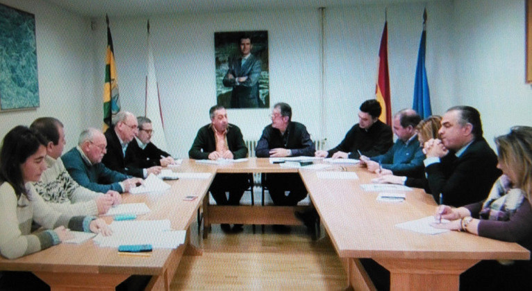 Un momento del Pleno del Ayuntamiento de Miengo, con el alcalde y teniente de alcalde socialistas