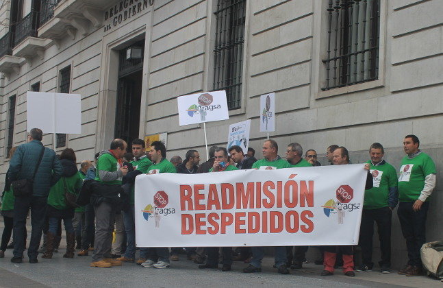 La plantilla de Tragsa se ha manifestado frente a la Delegación de Gobierno en Cantabria