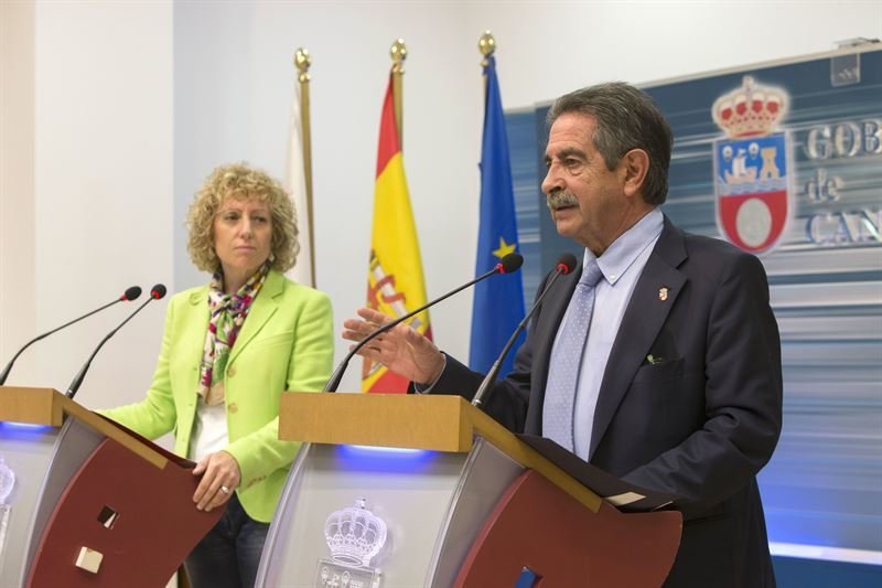 La vicepresidenta regional, Eva Díaz Tezanos, y el presidente de Cantabria, Miguel Ángel Revilla, en rueda de prensa