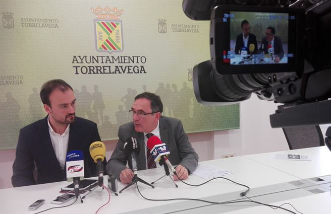 El alcalde de Torrelavega, José Manuel Cruz Viadero, y el primer teniente de alcalde, Javier López Estrada, han mostrado su &#34;satisfacción&#34;