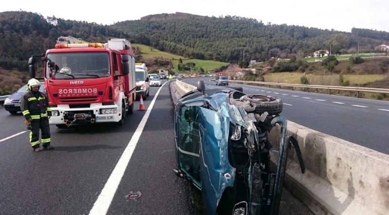 El accidente ha originado retenciones entre los usuarios de la A-8 que viajaban en dirección al País Vasco