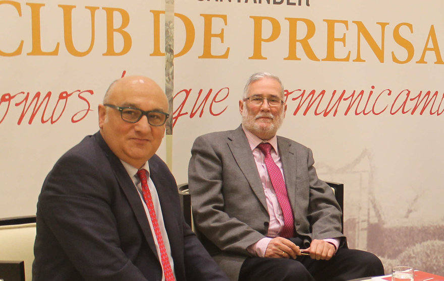 El presidente del Club de Prensa, Miguel del Río, junto al consejero de Educación, Cultura y Deportes, Ramón Ruiz