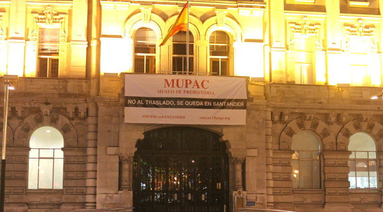 El Ayuntamiento de Santander ha colgado una pancarta pidiendo que el MUPAC no salga de la ciudad