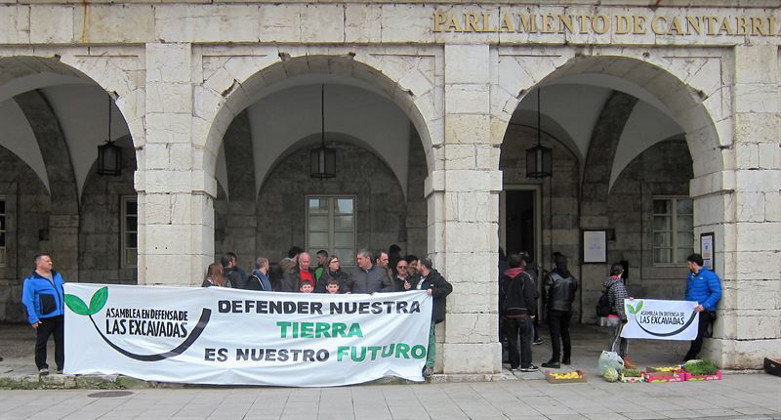La Asamblea en Defensa de Las Excavadas, durante su manifestación frente al Parlamento de Cantabria