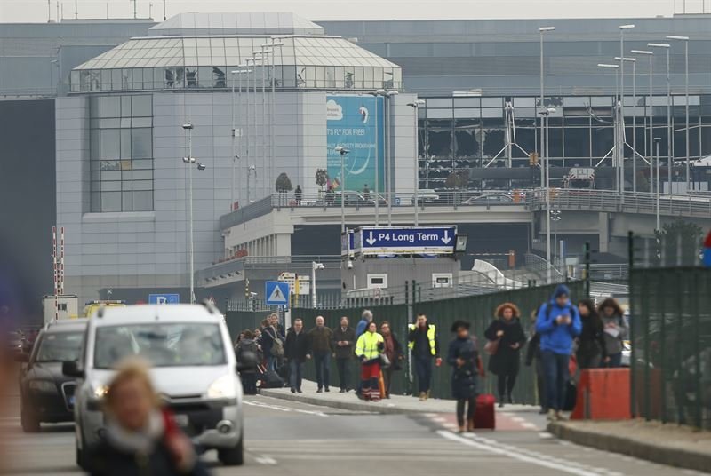 Los pasajeros abandonado el aeropuerto de Bruselas tras la explosión