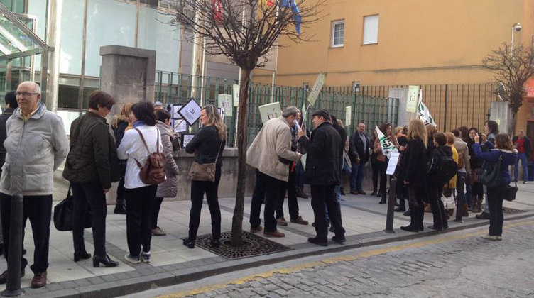 Trabajadores de CSIF y TÚ, durante la concentración frente al Gobierno de Cantabria